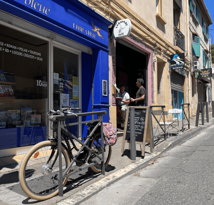 Intérieur du café Caravane - Histoire et découverte du lieu